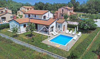 Poreška okolica, hiša z bazenom na mirni lokaciji