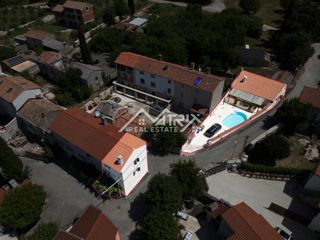 Rovinjska okolica, Rustikalna hiša z bazenom in ločenim gostiščem