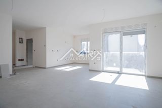 Pula, 3-sobno 90 m² z 2 balkonoma + 2 garažni mesti