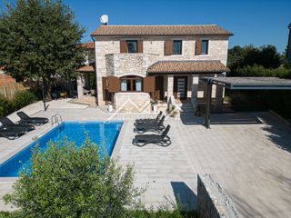 Okolica Poreča, očarljiva kamnita vila z bazenom