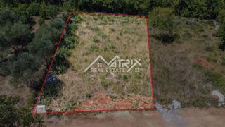 Območje Marčana, čudovita parcela na privlačni lokaciji, 5 min od morja