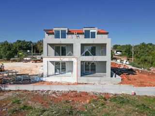 Poreč okolica, pritlično stanovanje z velikim vrtom – novogradnja