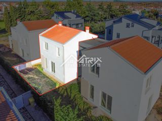Istra, Funtana – Vrstna hiša na odlični lokaciji, le 300 m od morja!