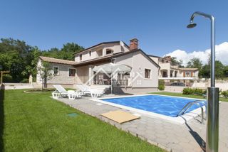 Okolica Poreča, lepa hiša z bazenom v mirnem naselju.