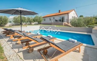 Poreč okolica, čudovita vila z bazenom in prostornim dvoriščem