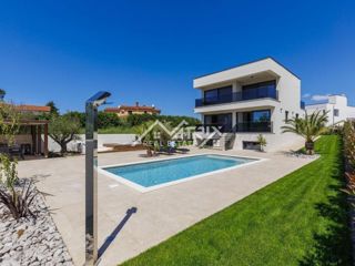 Poreč, Luksuzna moderna vila z bazenom in wellnessom