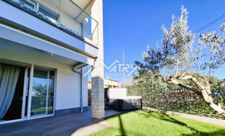 Novigrad, čudovito stanovanje z zasebnim vrtom in jacuzzijem ob morju