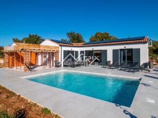 Medulin okolica enonadstropna hiša z bazenom 1,4 km od morja