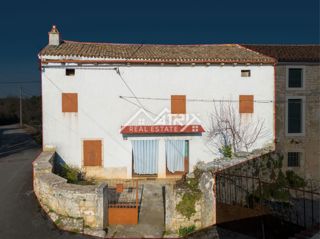 Istrska hiša za prenovo v mirni vasi v okolici Vodnjana