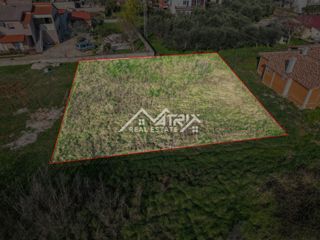 Pula okolica, zazidljivo zemljišče 825 m² s projektom in bazenom