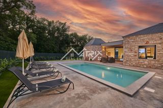 Umag, edinstvena vila z bazenom na mirni lokaciji, 600 m od morja