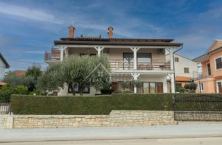 Novigrad, samostojna hiša blizu morja s 4 apartmaji