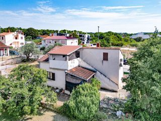 Hiša s teraso in vrtom, blizu Pule in morja