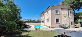 Pula, vila s bazenom na idealni lokaciji
