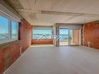 Medulin, stan v 1. nadstropju s teraso, prvi vrsti do morja