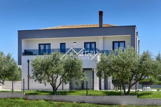 Območje Pule, dvonadstropna vila z bazenom in teraso