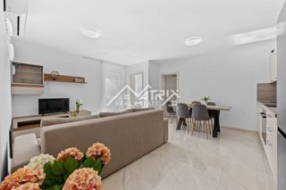 Peroj, funkcionalno dvosobno stanovanje z ložo, blizu morja