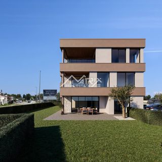 Poreč, stanovanje v pritličju s 3 spalnicami in velikim vrtom