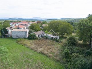 Okolica Tinjana, zazidljivo zemljišče s starino