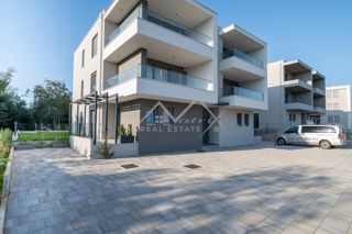 Umag okolica, Prostorno stanovanje 200 m od morja, 3 spalnice