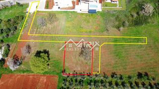 Novigrad, 2 km od morja, gradbeno zemljišče velikosti 649 m²