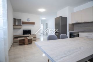 Peroj, Dvosobno stanovanje z ložo in parkirnim mestom blizu morja