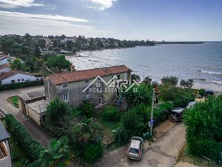 Novigrad okolica, kamnita hiša ob morju