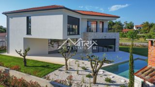 Sveti Lovreč – Moderna vila z bazenom in savno