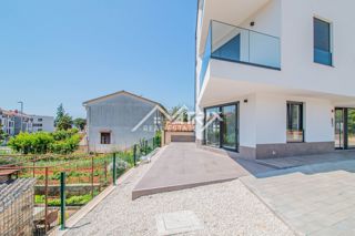 Poreč, Moderno opremljen stan u novogradnji 400 m od plaže!