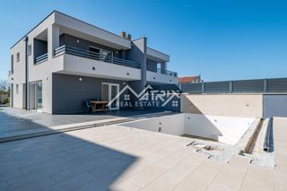 Novigrad, dvojna hiša z bazenom 2km od morja