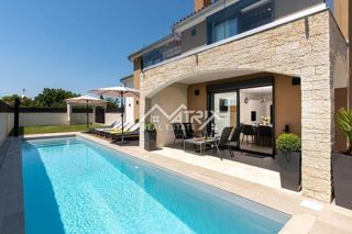 Poreč, luksuzna vila z bazenom le 4 km od centra, Novo!