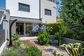 Novigrad, vrstna hiša z vrtom in pogledom na morje