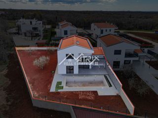 Moderna hiša z bazenom v bližini Poreča – idealna investicija ali počitniški dom