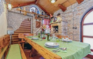 Šišan, hiša z apartmaji in velikim vrtom