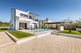Poreč okolica, moderna hiša z bazenom 5 km od morja in mesta