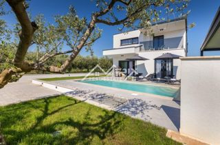 Poreč okolica, moderna hiša z bazenom 5 km od morja in mesta