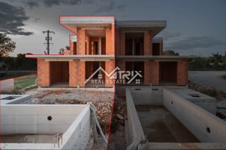 Pula, dvojna hiša z bazenom in prostorno teraso