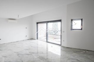 Pula okolica, Dvoetažni penthouse blizu morja s 5 sobami