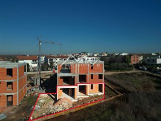 Poreč, pritlično stanovanje z vrtom v bližini morja