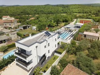 Okolica Vrsarja, moderna vila z bazenom in teniškim igriščem