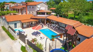 Poreč okolica, Kamnita vila z bazenom in whirlpoolom
