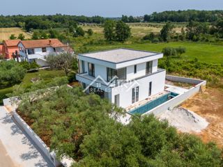 Poreč okolica, moderna hiša z bazenom, le 4 km od morja