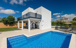 Območje Vodnjana - Vila z ogrevanim bazenom in 4 spalnicami