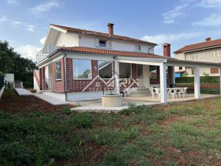Poreč okolica, hiša s prenovljenim pritličjem in veliko parcelo