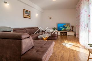 Novigrad, stanovanje s strešno teraso 500m od morja