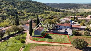 Oprtalj okolica, zazidljivo zemljišče na robu vasi