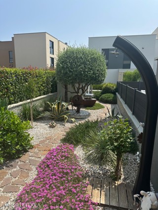 Hiša na odlični lokaciji s pogledom na morje in dvema spalnicama, Novigrad, Istra