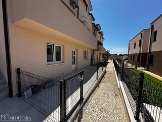 Pritlično stanovanje na mirni lokaciji, Novigrad, Istra