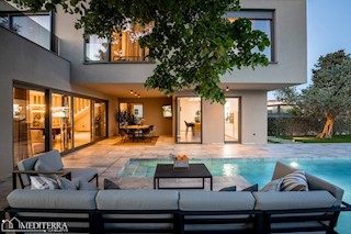 Vila obdana z vinogradi, blizu centra Novigrada, Istra