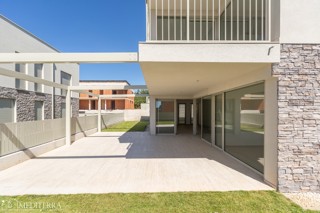 108m2 stanovanje z velikim dvoriščem v bližini morja, Novigrad, Istra